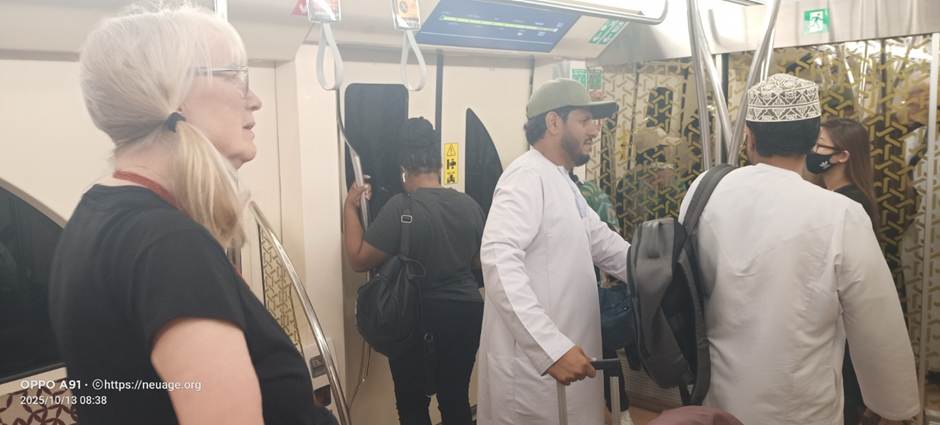 A group of people in a train
AI-generated content may be incorrect.